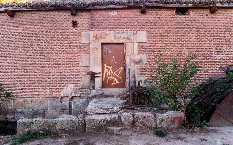 Una puerta de hierro impide el acceso al interior de la edificación.