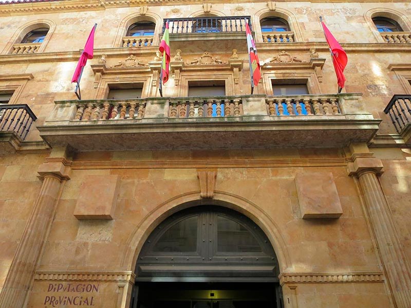La fachada de la Diputación. La fachada de la Diputación.