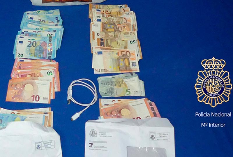 El dinero robado en la oficina.