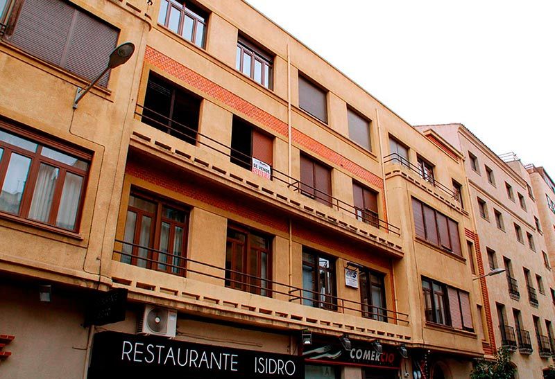 El edificio que alberga los números 19 y 23 de la calle Pozo Amarillo, datado del año 1935 y diseñado por el arquitecto Francisco Gil.