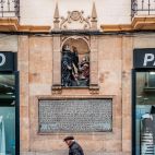 La plaza donde se puede leer el milagro realizado por San Juan de Sahagún, patrono de la ciudad.  Foto. Pablo de la Peña.