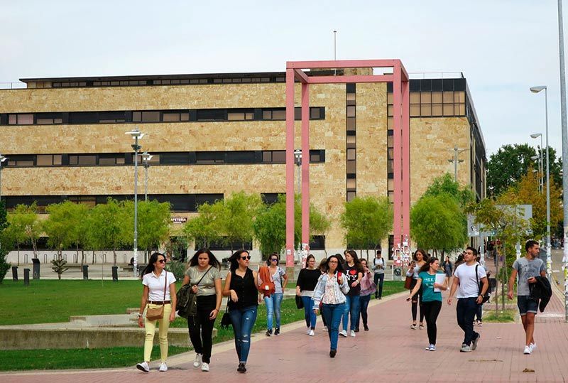 Estudiantes en el campus Unamuno. (Archivo)