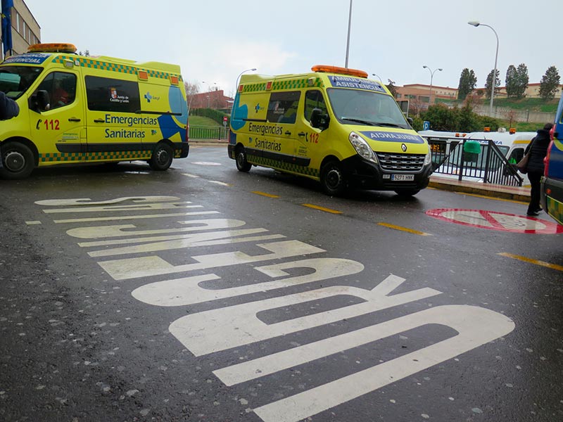 Ambulancias ante la puerta del Clínico. 