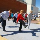 Un grupo de personas mayores realiza ejercicio al aire libre. (Archivo/César Sánchez. ICAL).