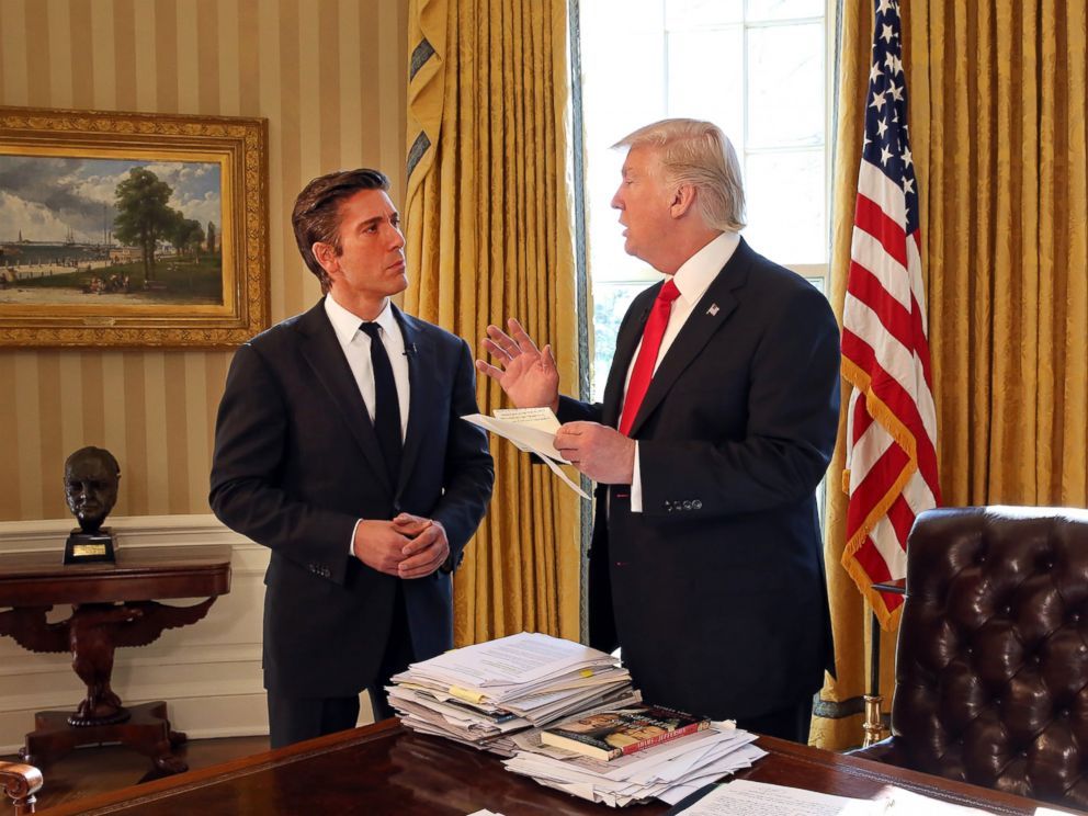 David Muir, ex alumno de la Usal, fue el primer periodista en entrevistar a Donald Trump al llegar a la Casa Blanca. Fotos. Redes Sociales de David Muir. 