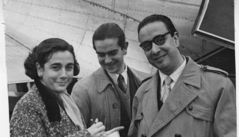 Carmen Martin Gaite con Ignacio Aldecoa y Alfonso Sastre. 1954. Foto. Archivo Carmen Martín Gaite.