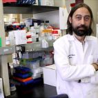 Adolfo García-Sastre estudió en la Universidad Biología y Filosofía y actualmente es profesor del Departamento de Microbiología y director del Instituto de Salud Global y Patógenos Emergentes de la Escuela de Medicina Icahn en Mount Sinai en Nueva York.