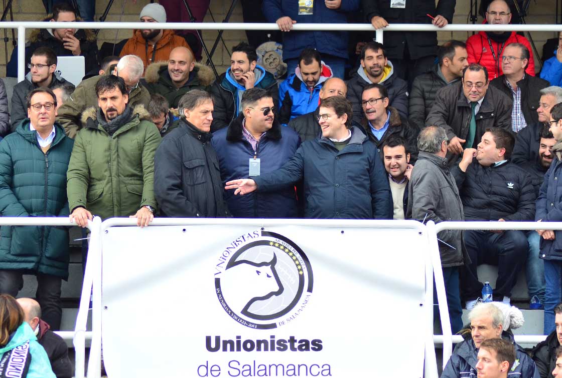 Tom, con abrigo verde, en el palco de Unionistas.