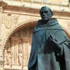La estatua de Francisco de Vitoria que está situada delante de los Dominicos en la plaza del Concilio de Trento. 