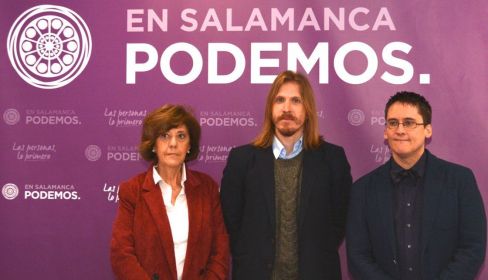 Pablo Fernández, entre Ignacio Paredero e Isabel Muñoz.