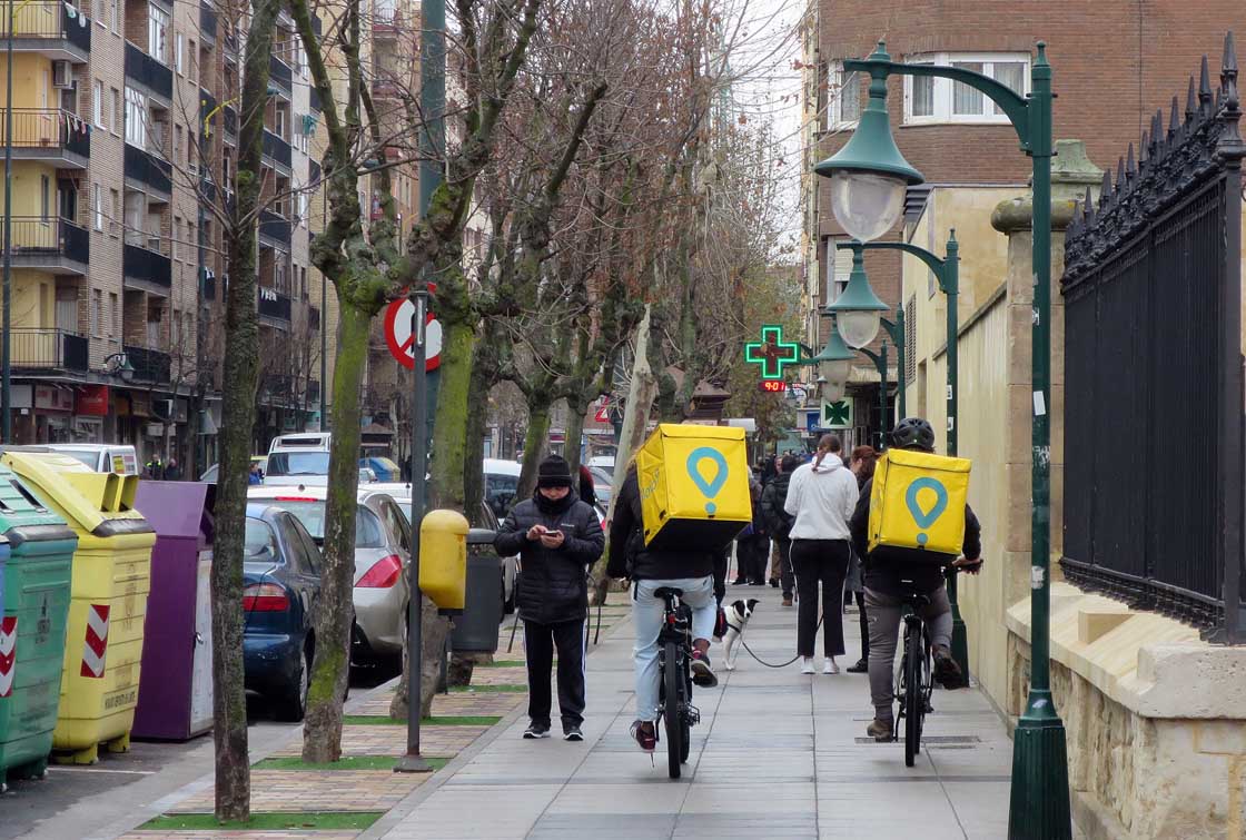 Dos repartidores a domicilio en Salamanca.