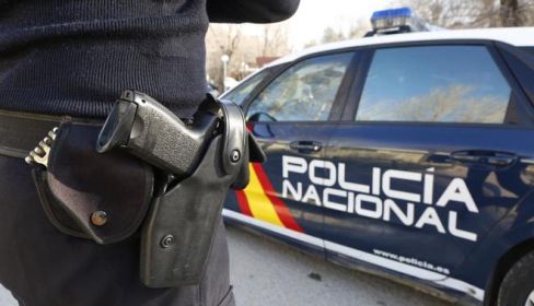 Agente y vehículo de la Policía Nacional. (Archivo)