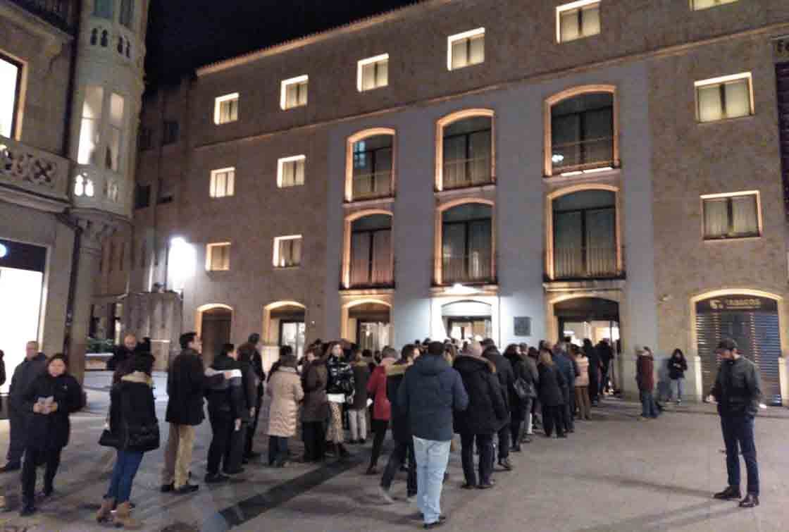 Cola para entrar al teatro Liceo.