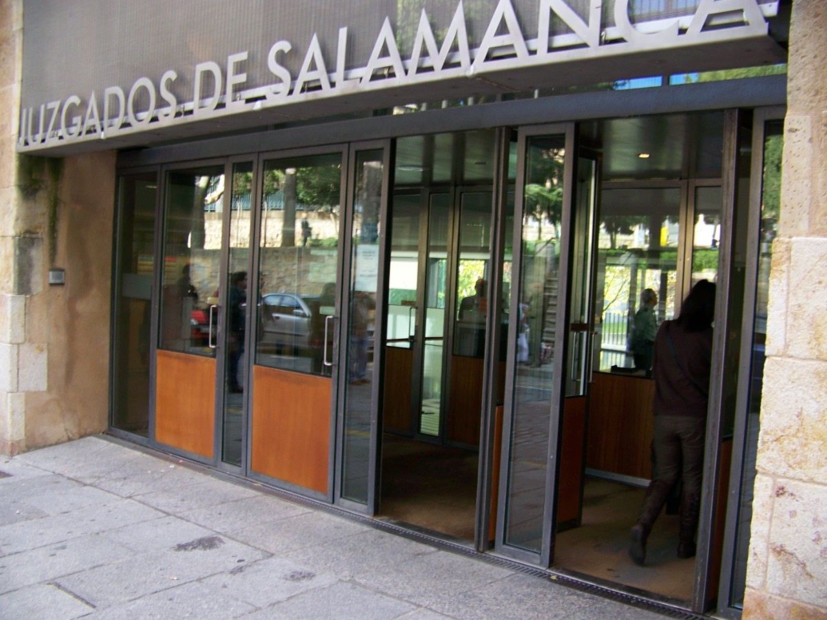 Entrada a los juzgados de Salamanca.