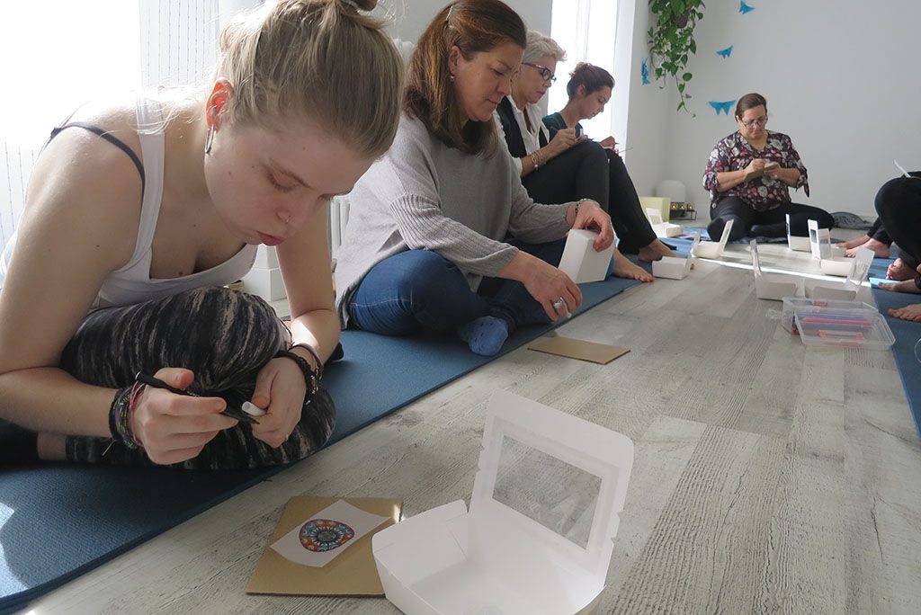 Julieta Mágica impartió un taller de cajas de luz en Ganesha Salamanca. 