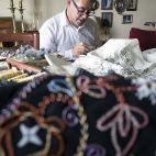 Jesús Formigo / ICAL José Antonio Arroyo, profesor de bordado charro, muestra una de sus creaciones. (Archivo)