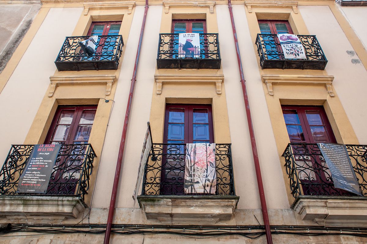 La librería Víctor Jara está ubicada en un edificio de la calle Meléndez, que cierra el día 31 de julio y volverá a abrir el 20 de agosto en la calle Juan del Rey. 