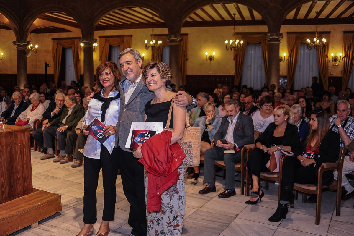 Isabel Bernardo, José Manuel Ferreiras y Mª Angeles Pérez, en el Casino, lugar que acogió la presentación de 'Casa Baja'.