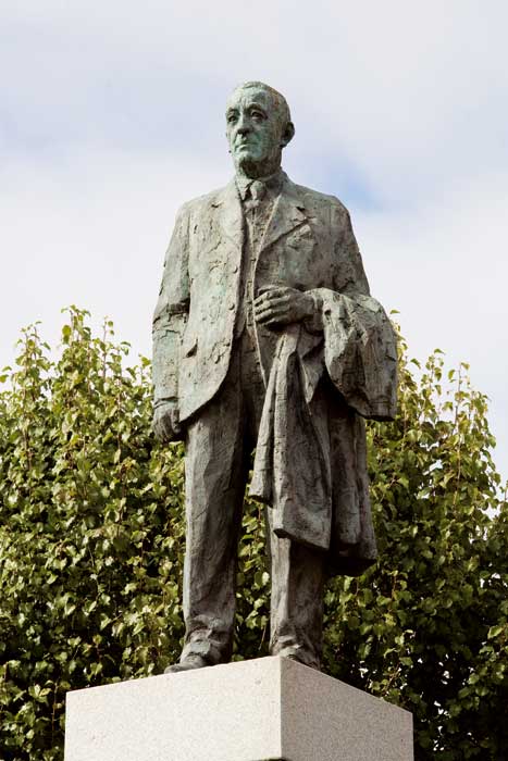 Estatua de Filiberto Villalobos obra de Fernando Mayoral.