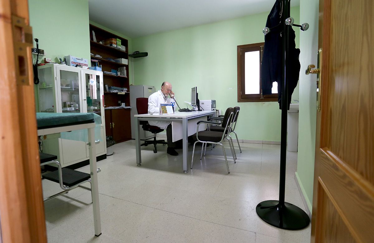 Leticia Pérez / ICAL El médico de Familia Miguel Ángel Castilla en el consultorio local de Viloria del Henar (Valladolid), donde atiende a sus pacientes.