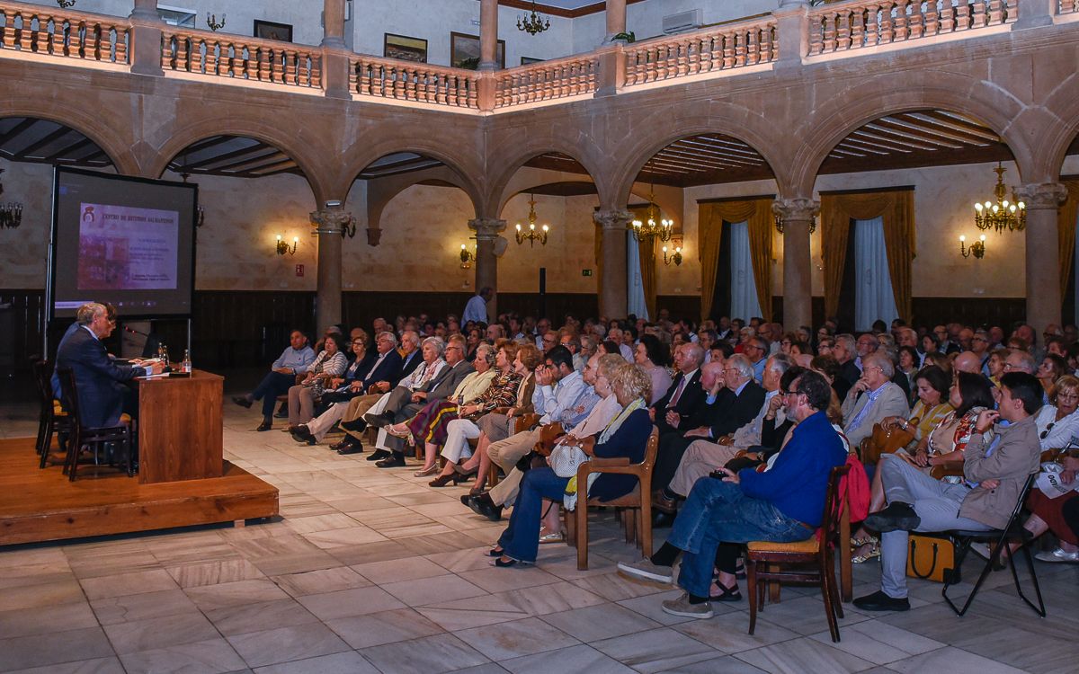 El Casino de Salamanca estaba abarrotado para escuchar a Jesús Málaga. 