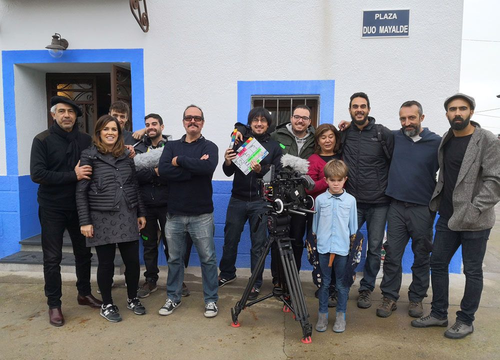 ICAL El realizador salmantino Gabriel Velázquez (gafas oscuras), en el rodaje de 'Zaniki', que participa en la sección Castilla y León en Largo, en la 64 Seminci