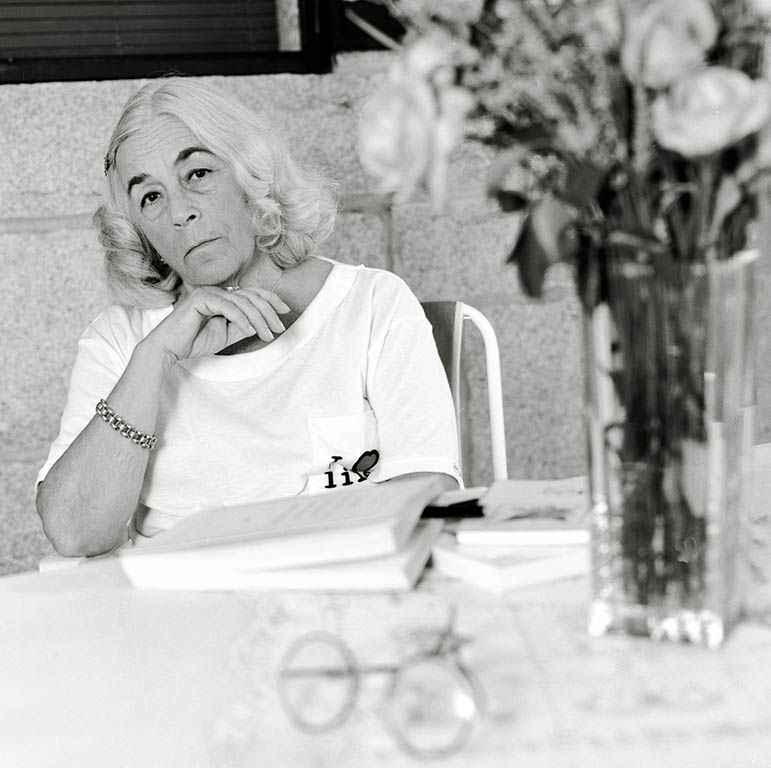 Eduardo Margareto / ICAL La escritora Carmen Martín Gaite en un retrato de archivo en su casa del Boalo en Villalba (Madrid) en 1994