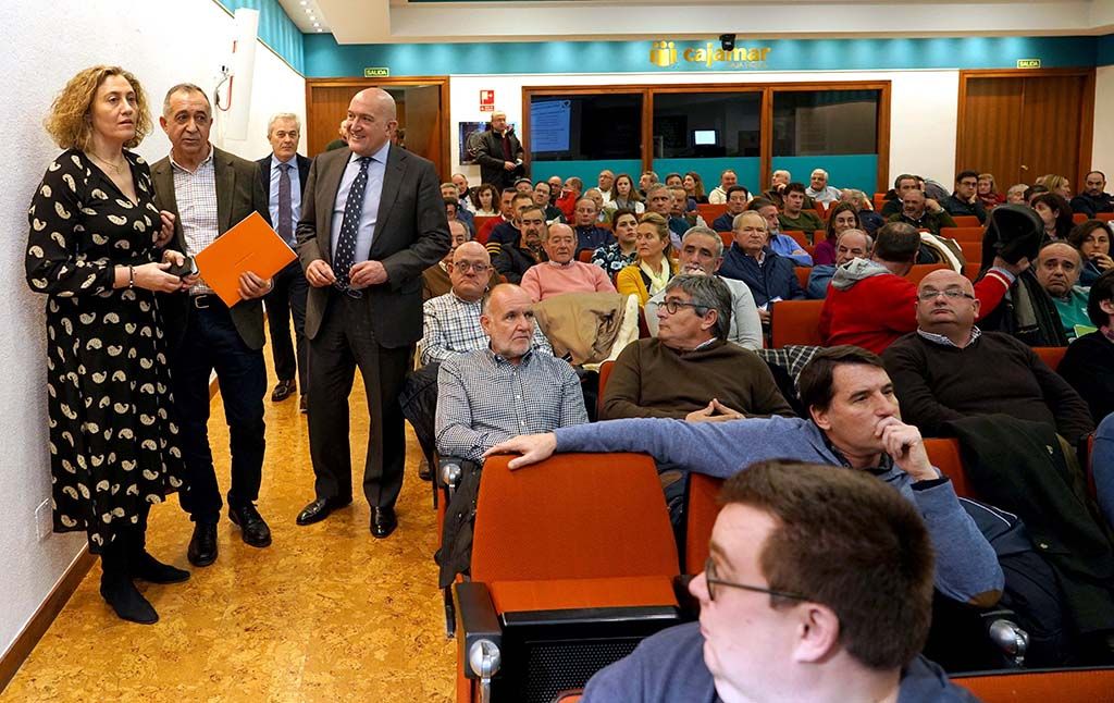 Miriam Chacón / ICAL El consejero de Agricultura, Ganadería y Desarrollo Rural, Jesús Julio Carnero junto al presidente de Acor, Justino Medrano y Amelia Pastor, gerente de PiñonSol en la clausura la jornada 'El pistacho: una alternativa de cultivo en Castilla y León', organizada por las cooperativas Piñonsol y Acor