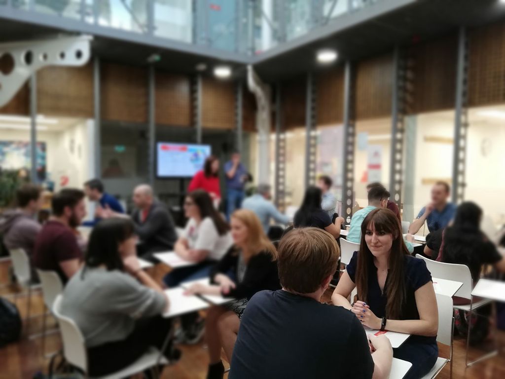 En primer término y enfocada, Isabel Sánchez Rodriguez en el Instituto Cervantes de Mánchester, donde trabaja.