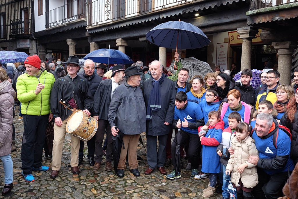 Jesús Formigo / ICAL La Alberca celebra la rifa del marrano de San Antón con la visita de Vicente del Bosque