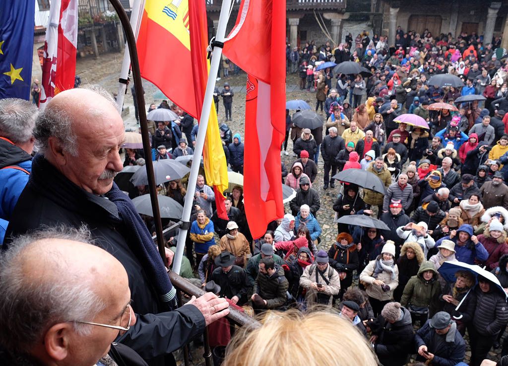 Jesús Formigo / ICAL La Alberca celebra la rifa del marrano de San Antón con la visita de Vicente del Bosque