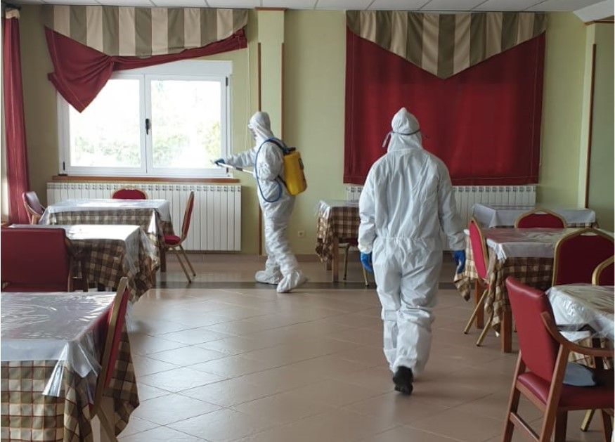 La UME desinfecta el Residencial Beleña.