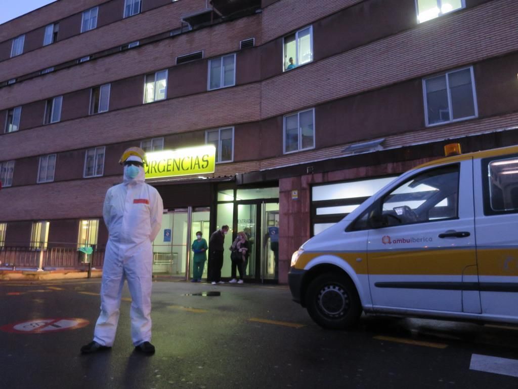 Una sanitario junto al acceso a las urgencias del Clínico. (Archivo)