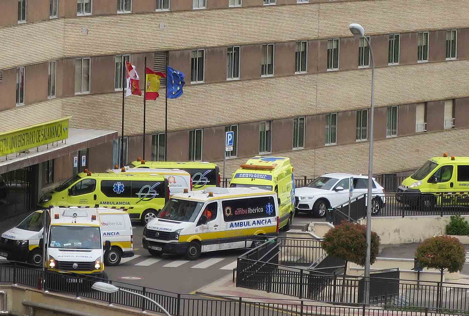 Ambulancias ante la puerta del Clínico en marzo. FOTO. Archivo. 