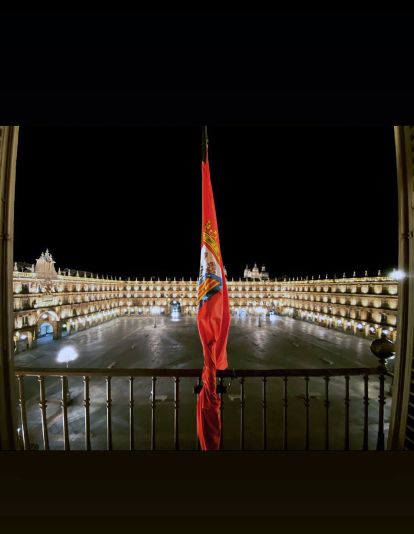 Rubén Torres realizó las fotografías desde el Ayuntamiento donde se ve la bandera de Salamanca y la Plaza Mayor.