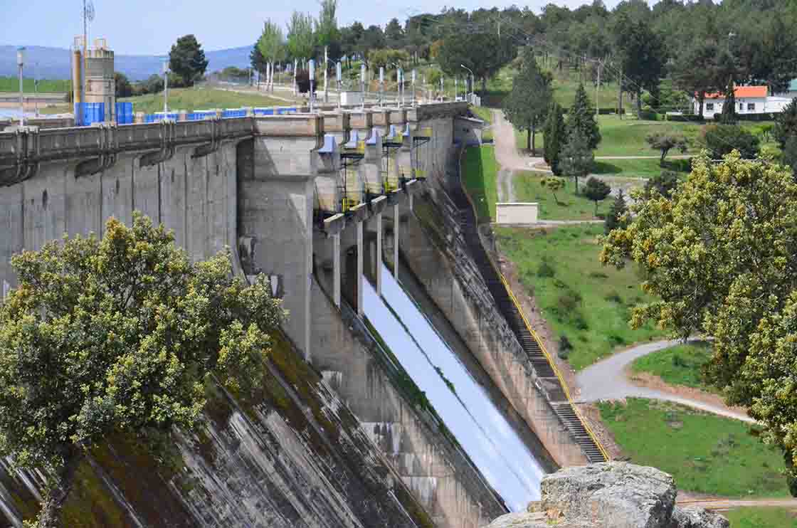 La dos compuertas aliviando agua este viernes en el embalse de Santa Teresa.