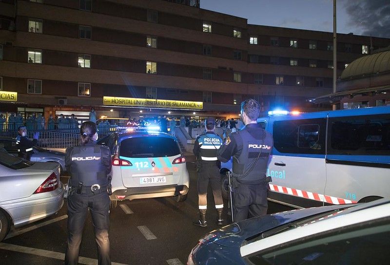 Aplausos a los sanitarios en el hospital clínico de Salamanca, en marzo. 