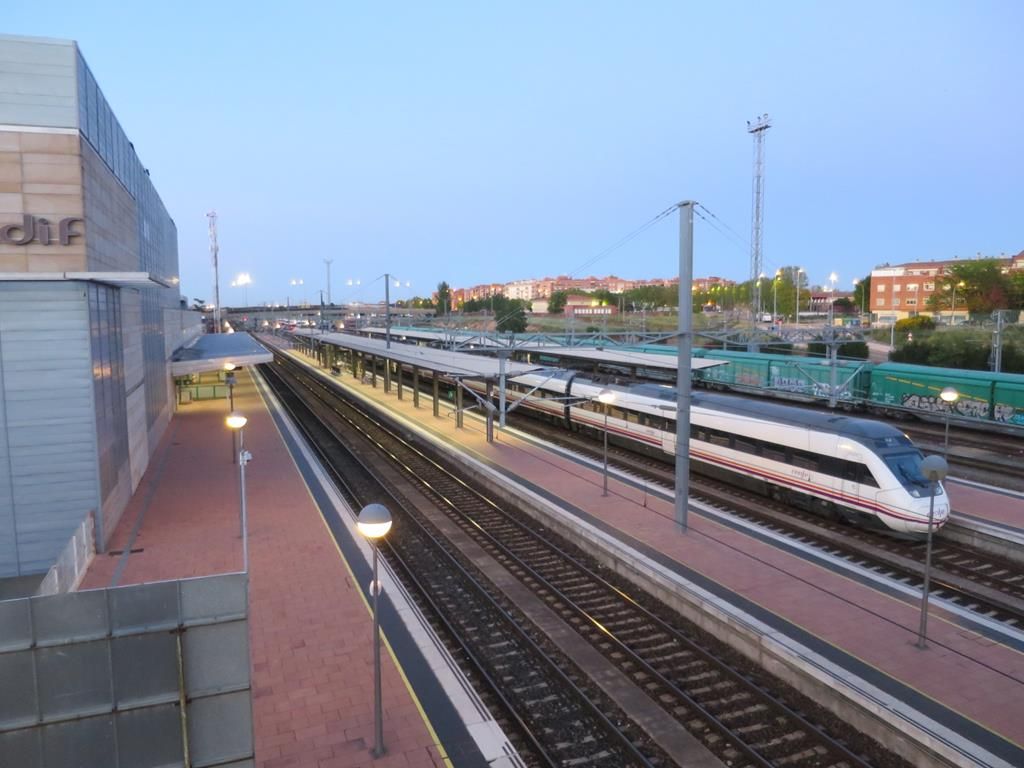 Un tren en la estación de Salamanca. (Archivo)