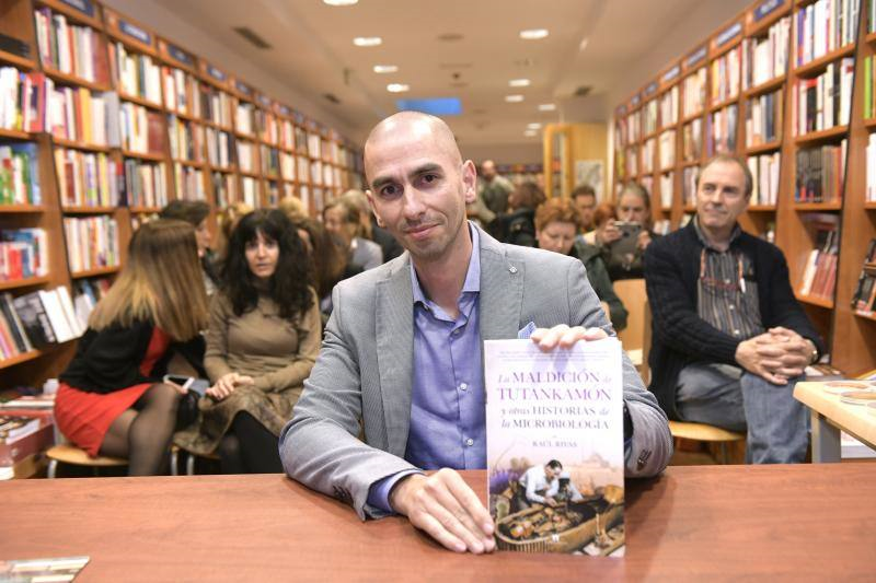 Raúl Rivas, autor del libro ‘La maldición de Tutankamón y otras historias de la microbiología’.