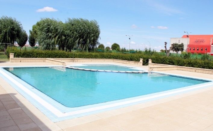 La piscina de verano de Villares de la Reina. (Archivo) La piscina de verano de Villares de la Reina. (Archivo)