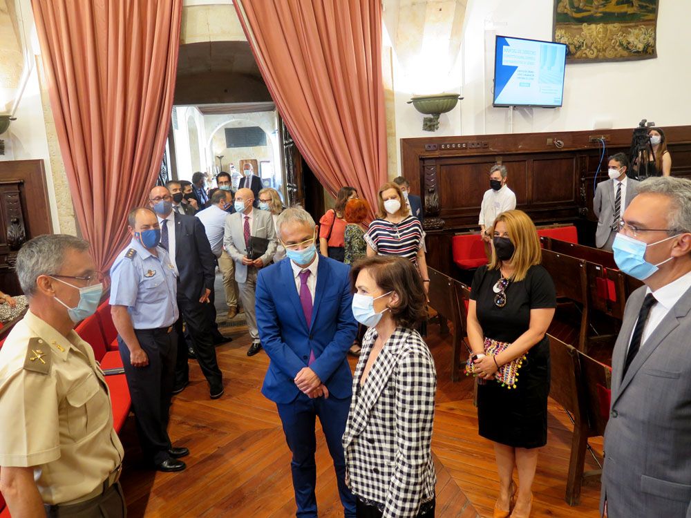 Carmen Calvo, vicepresidenta del Gobierno, saludando al entrar en el Paraninfo.