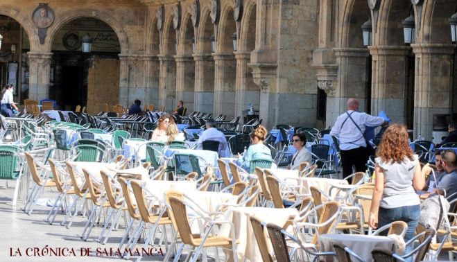 Camareros en las terrazas de la Plaza Mayor.