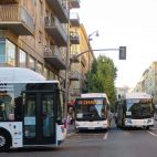 Varios autobuses en la Gran Vía. (Archivo)