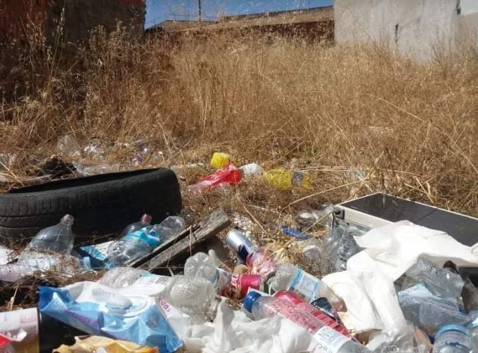 Basura acumulada en un solar de Chamberí.
