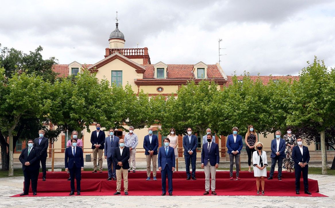 Foto de familia de Mañueco, Igea y Casado con los alcaldes de municipios de más de 20.000 habitantes. (Ical)