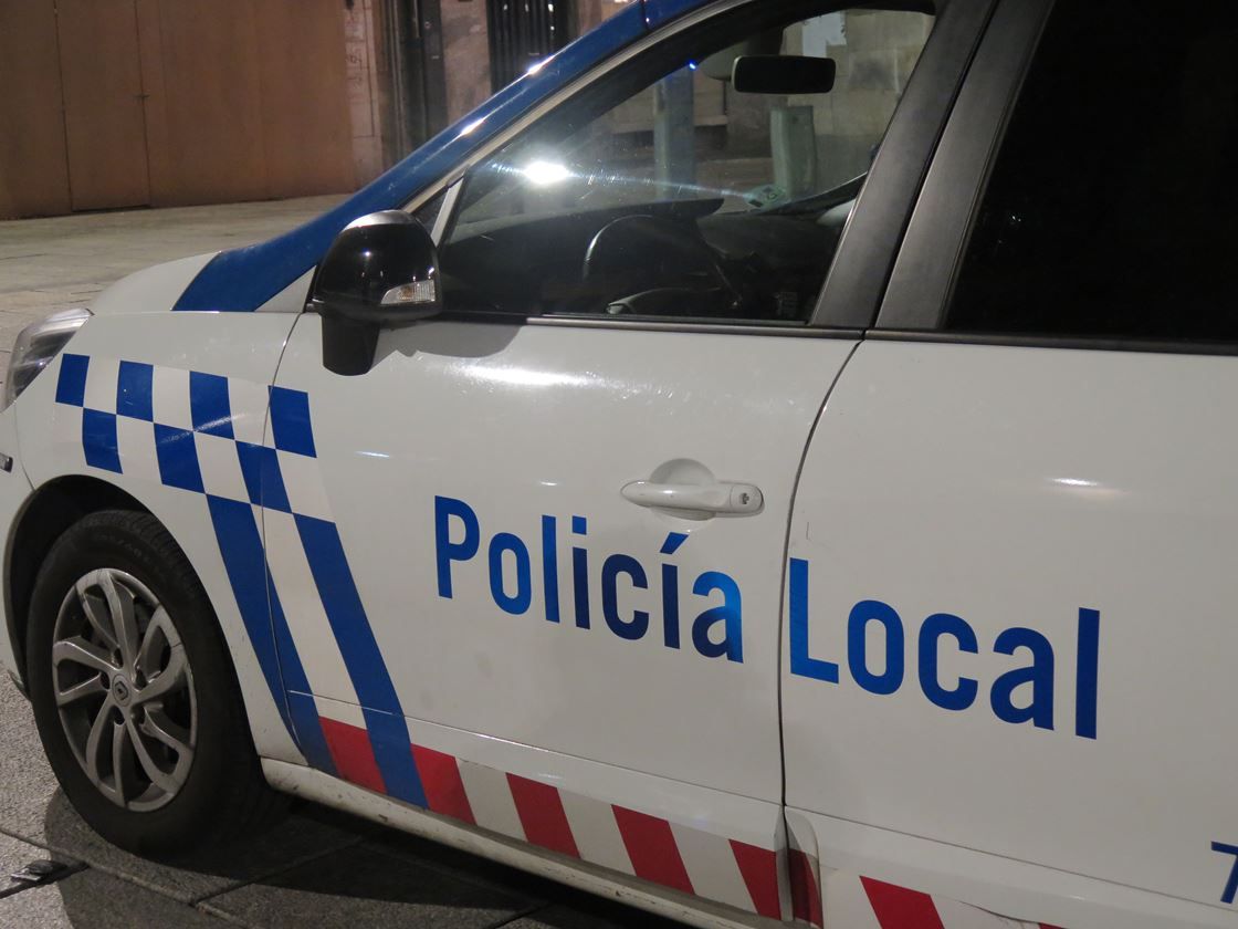 Un coche de la Policía Local de Salamanca. (Archivo)