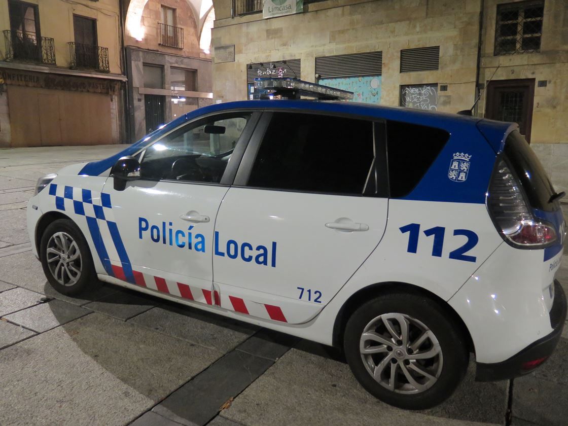 Un coche de la Policía Local, junto a la Plaza. (Archivo)