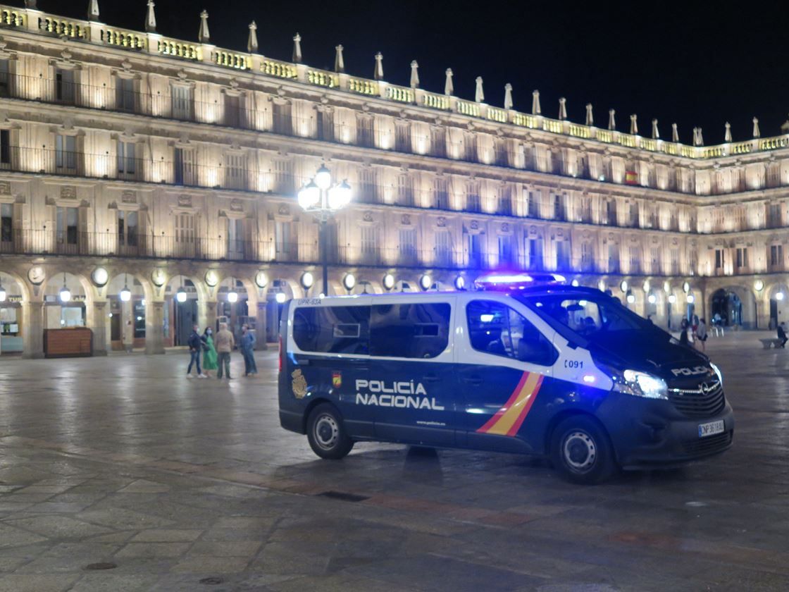 Un vehículo de la Policía Nacional en la Plaza Mayor. (Archivo)