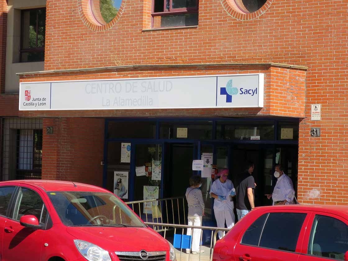 Control de acceso al centro de salud de La Alamedilla, a finales de agosto.