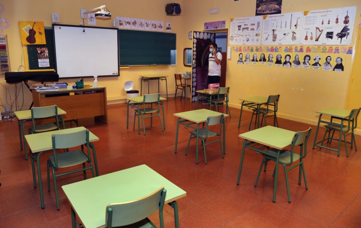 Preparación de un aula para la vuelta al cole. (Ical) ARCHIVO. 